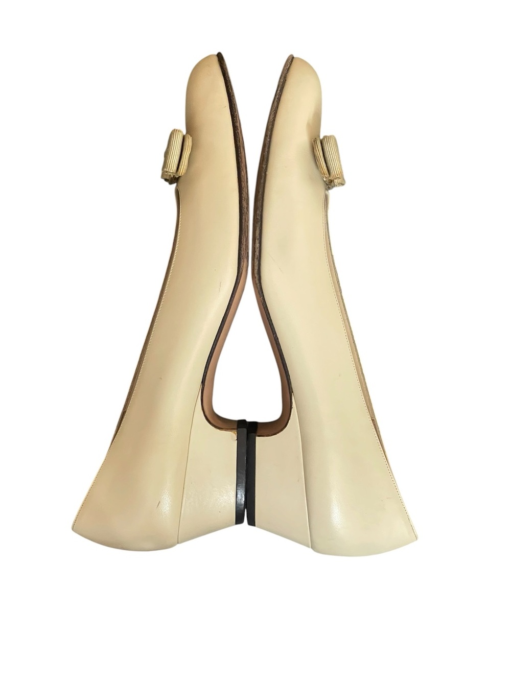 Salvatore Ferragamo vintage Vara Bow Cream Ivory Bow Pumps Heel
Shoes size 9 3 A - Picture 8 of 14